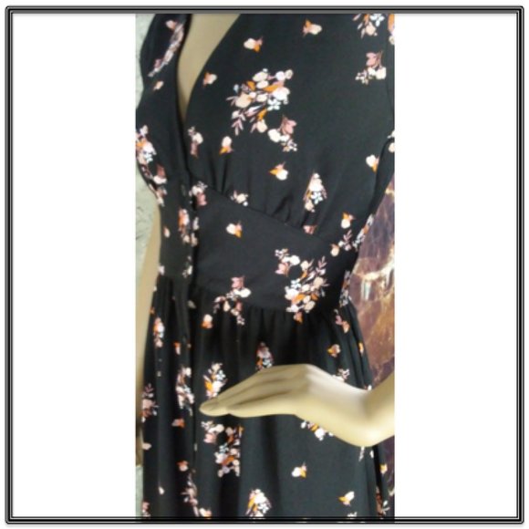 Women's Floral Print Short Sleeve Crepe Dress - Picture 4 of 9